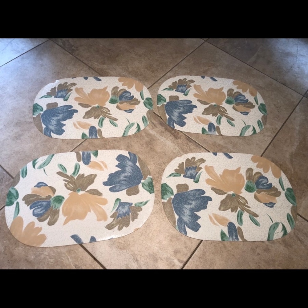 4 placemat. Good condition.
